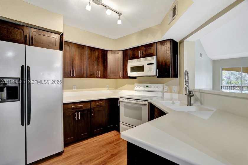 Updated spacious 2/2 with newer appliances including A/C. 2nd - photo 2