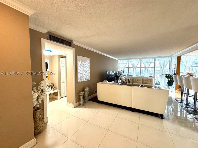 This beautifully updated residence on the 22nd floor offers - photo 8