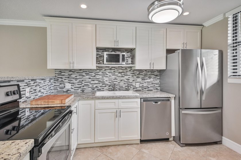 Beautifully renovated 2-bedroom, 2-bathroom first-floor condo in - photo 3