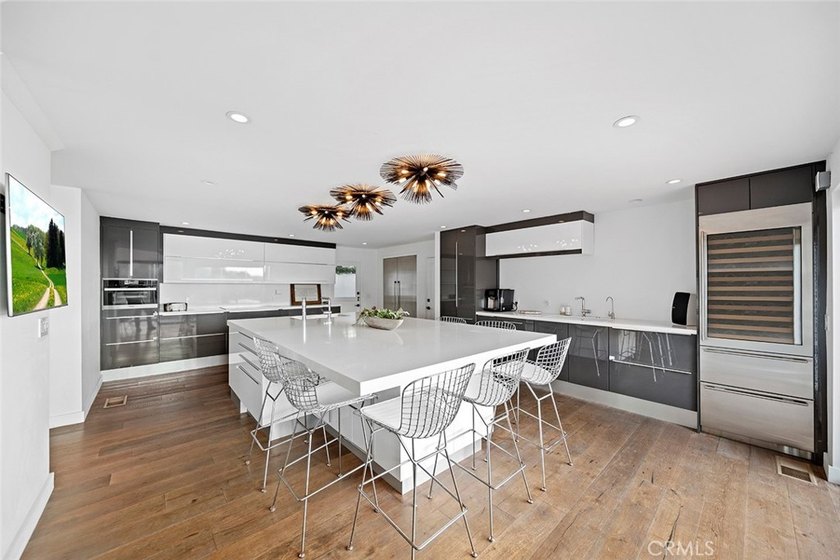 Welcome to 343 Emerald Bay - a fully furnished, contemporary - photo 9