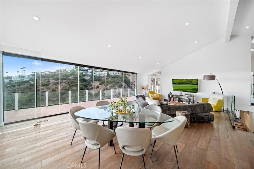 Welcome to 343 Emerald Bay - a fully furnished, contemporary - photo 10