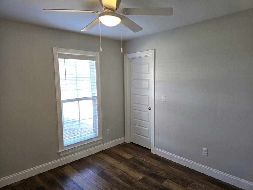 Amazing condition for this 4 bed / 2 bath open floorplan home - photo 12