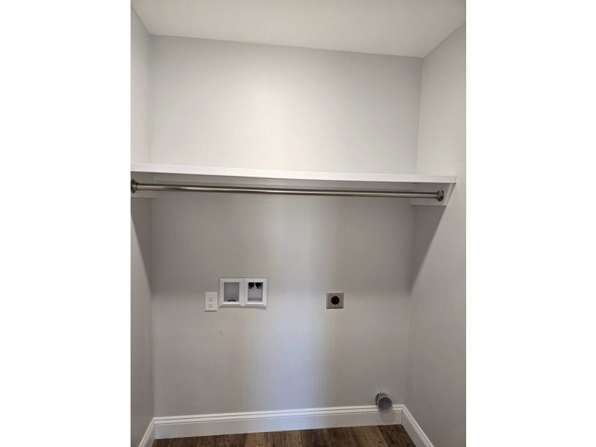 Amazing condition for this 4 bed / 2 bath open floorplan home - photo 17
