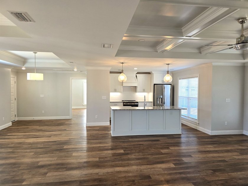 Amazing condition for this 4 bed / 2 bath open floorplan home - photo 18