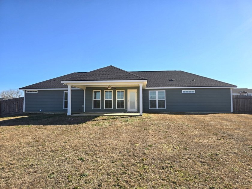 Amazing condition for this 4 bed / 2 bath open floorplan home - photo 20