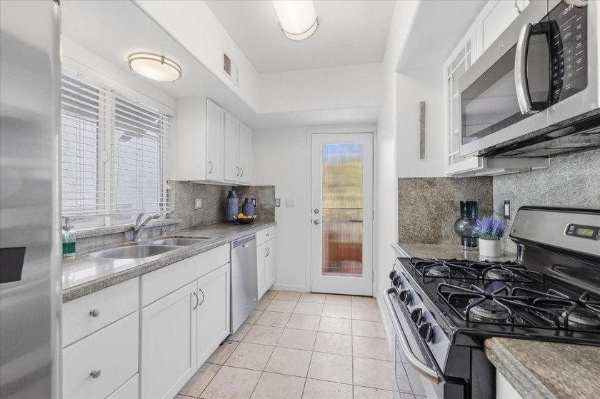 OPEN HOUSE SAT/SUN Corner END Unit with Back Yard, Located in - photo 13