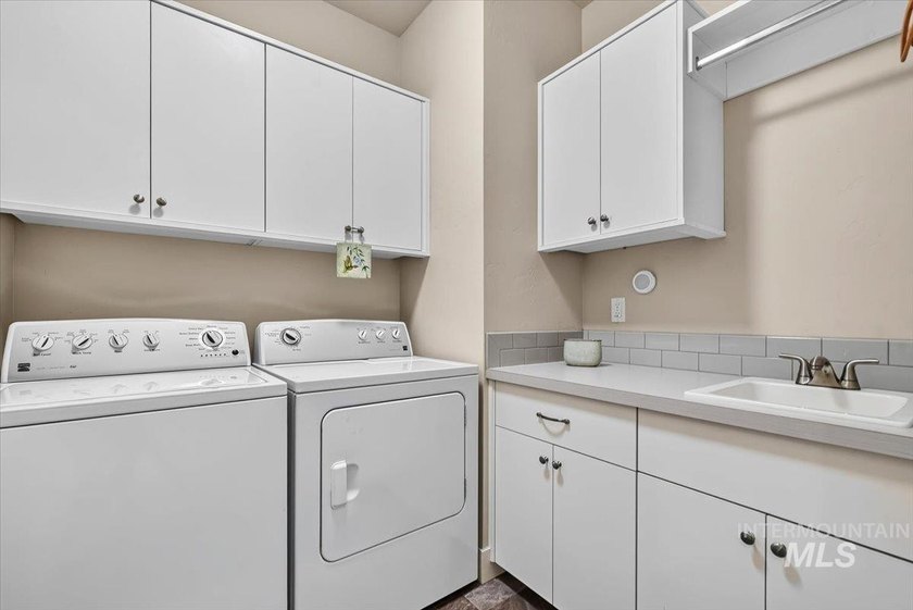 Beautifully designed with timeless Mid-Century Modern style - photo 31