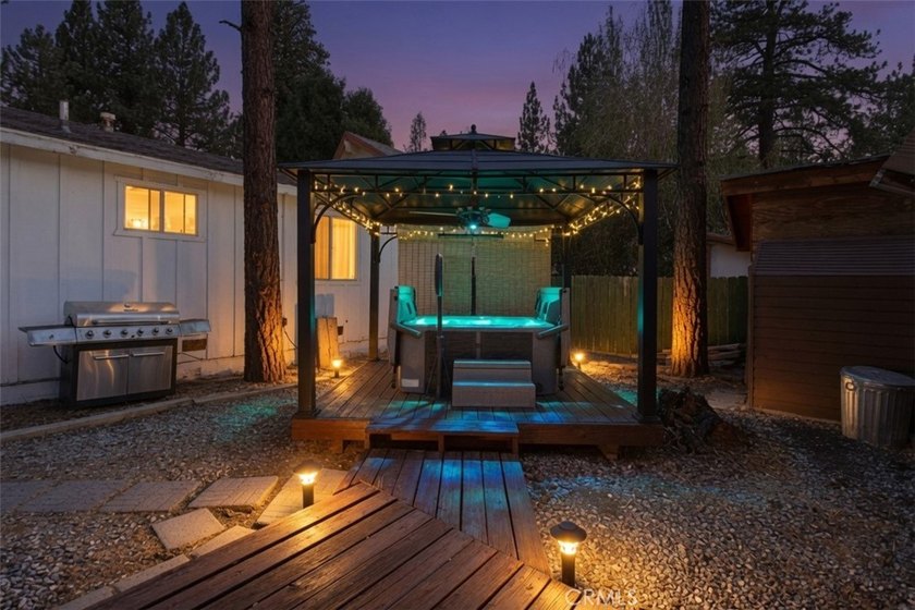 Charming Mountain Retreat with Rustic Character! This inviting - photo 2