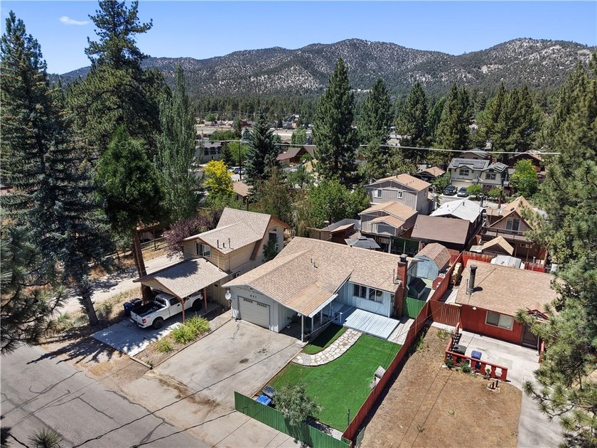 Charming Mountain Retreat with Rustic Character! This inviting - photo 4