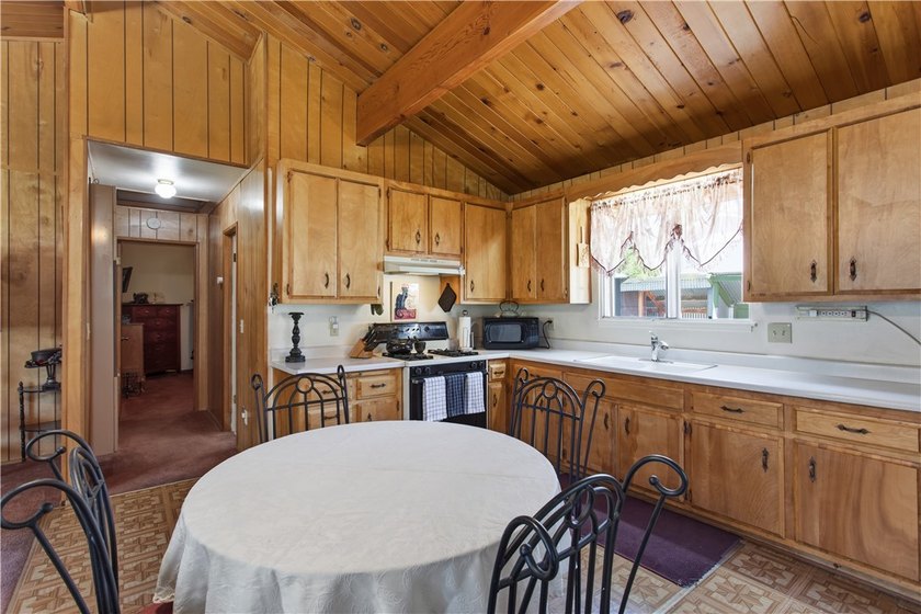 Charming Mountain Retreat with Rustic Character! This inviting - photo 9