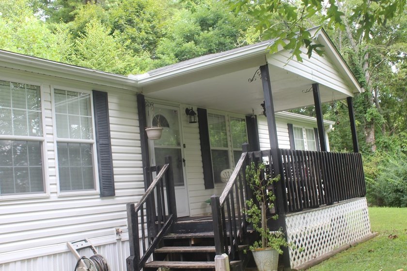 Charming 3-bedroom, 2-bath manufactured home setting on 1.06 - photo 3
