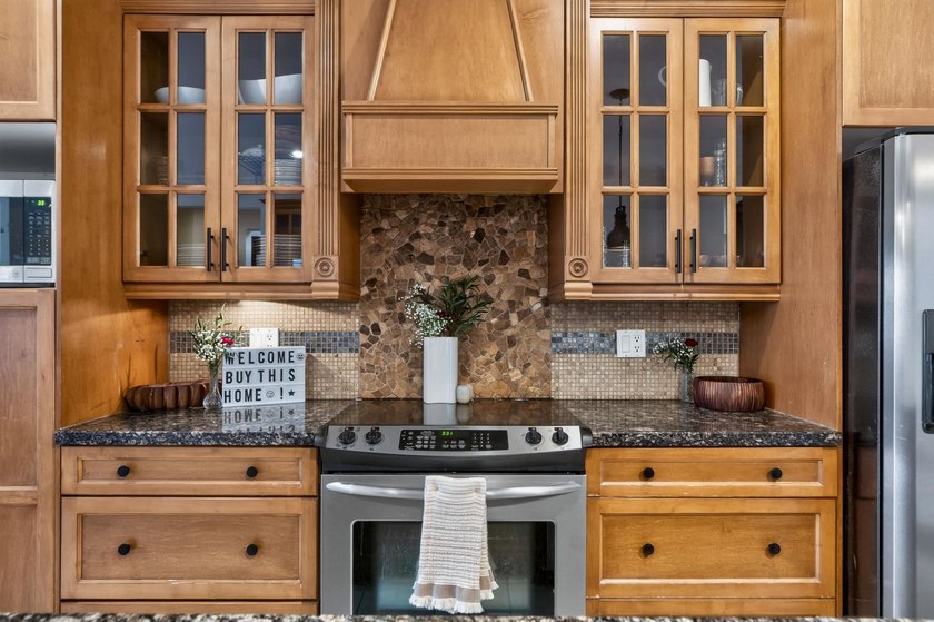 Fabulous 3400 sq ft home in Clayton Heights! Kitchen boasts - photo 10