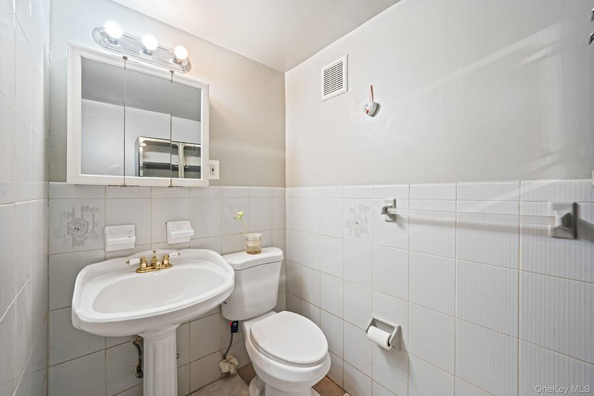 Step into your new home - a beautifully maintained home in the - photo 26