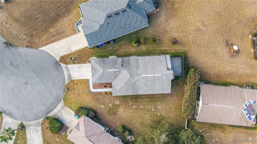 Come see the new roof and exterior Paint! Low-maintenance - photo 3