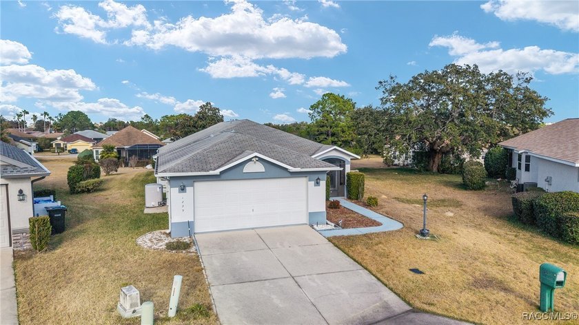 Come see the new roof and exterior Paint! Low-maintenance - photo 4