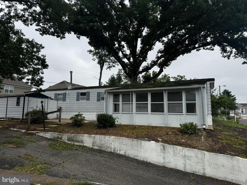 This 1960's 2 bedroom, single-wide mobile home offers a great - photo 3