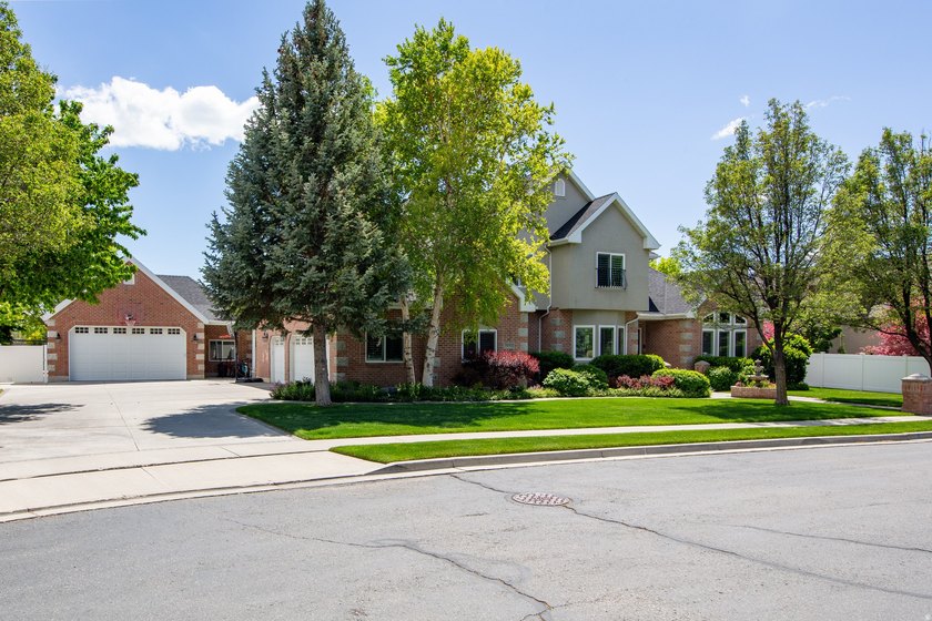 Beautiful, unique home with tall ceilings, real hardwood, new - photo 2