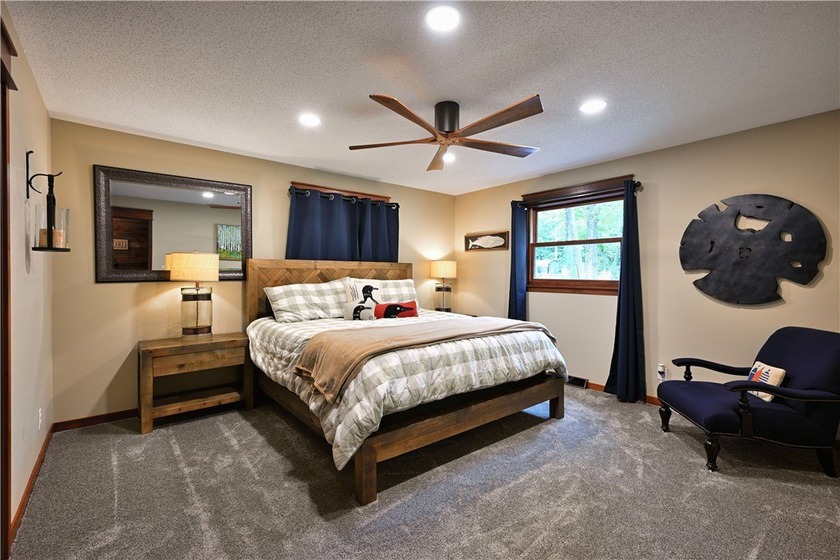 Exquisite lakefront estate on Victory Heights showcasing 240 - photo 15