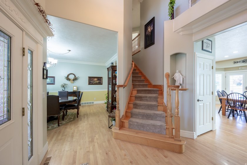 Beautiful, unique home with tall ceilings, real hardwood, new - photo 6