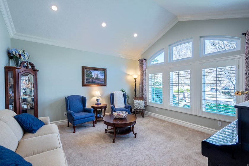 Beautiful, unique home with tall ceilings, real hardwood, new - photo 10
