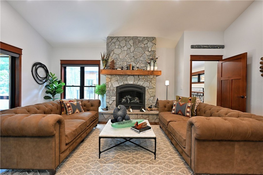 Exquisite lakefront estate on Victory Heights showcasing 240 - photo 22