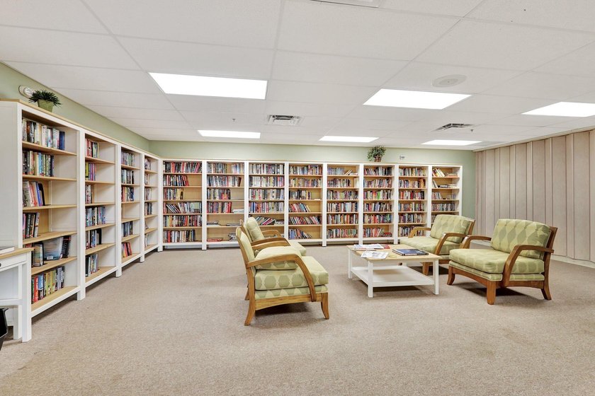 Beautifully updated 2-bedroom, 2-bath second-floor lakeview - photo 36