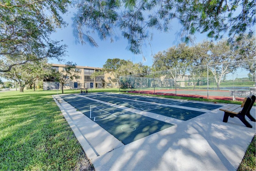 Beautifully updated 2-bedroom, 2-bath second-floor lakeview - photo 41