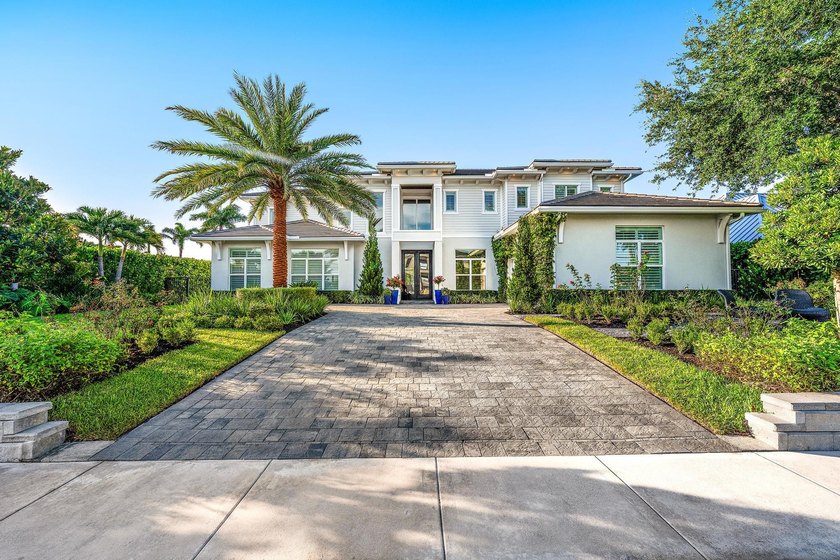 A statement of modern waterfront luxury, this extraordinary - photo 2