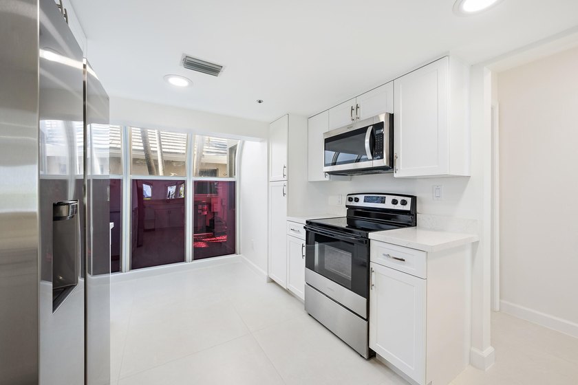 Rarely available 4-bedroom, 3-bath townhouse in Jupiter Harbour - photo 11