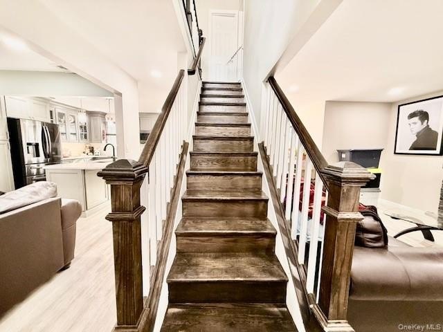 Lovely Renovated Colonial in Shirley !! Make this Home Your Own! - photo 15