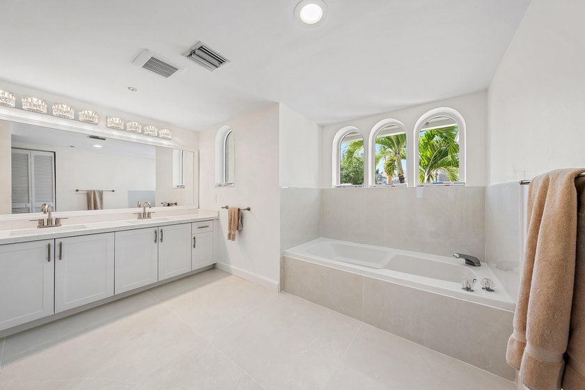 Rarely available 4-bedroom, 3-bath townhouse in Jupiter Harbour - photo 16