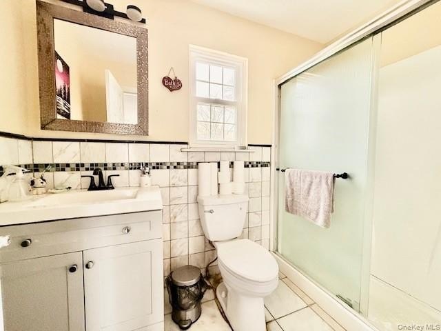Lovely Renovated Colonial in Shirley !! Make this Home Your Own! - photo 18