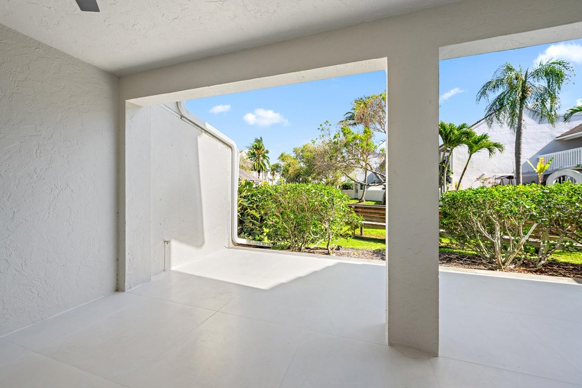 Rarely available 4-bedroom, 3-bath townhouse in Jupiter Harbour - photo 26