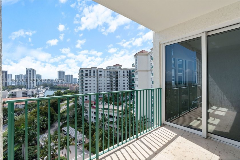 Luxury 2 bedroom, 2 bathroom unit in the sought-after community - photo 31