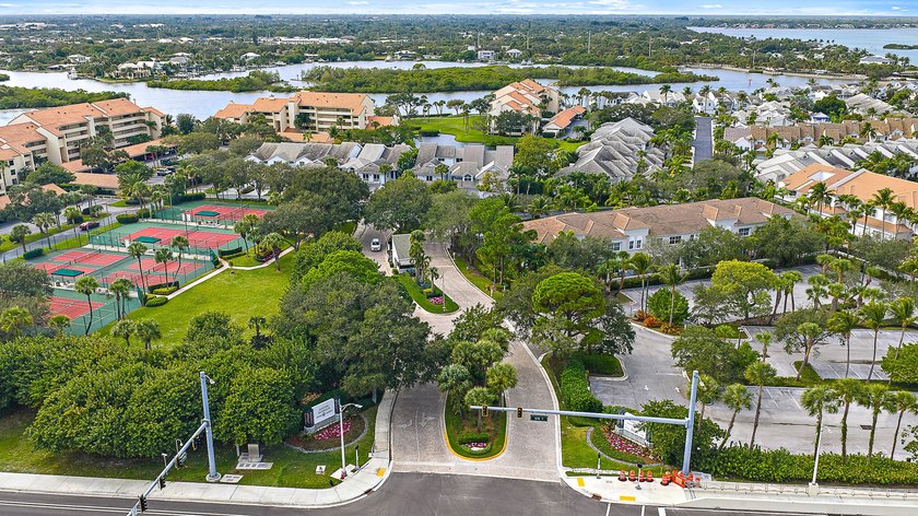 Rarely available 4-bedroom, 3-bath townhouse in Jupiter Harbour - photo 43