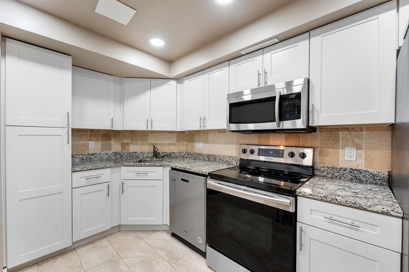 Beautiful Executive condo in the heart of west palm beach. This - photo 10