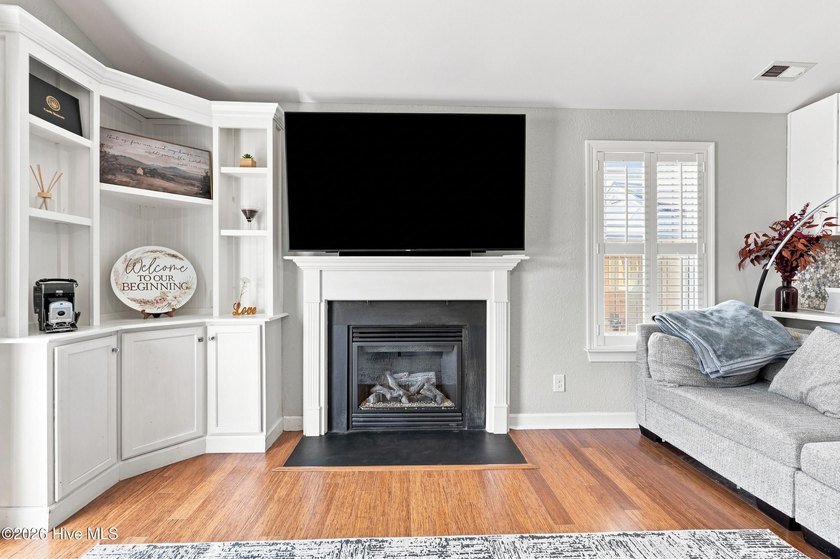 Welcome to this absolutely stunning 3-bedroom, 2-bath home in - photo 15