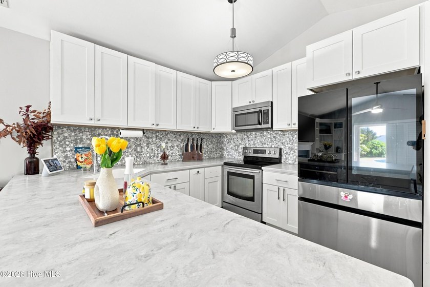 Welcome to this absolutely stunning 3-bedroom, 2-bath home in - photo 18