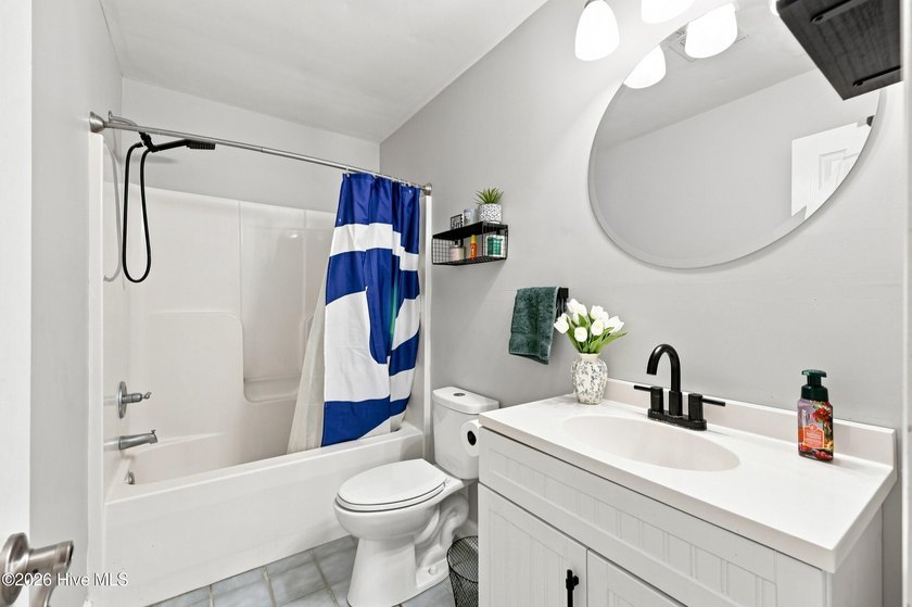 Welcome to this absolutely stunning 3-bedroom, 2-bath home in - photo 20