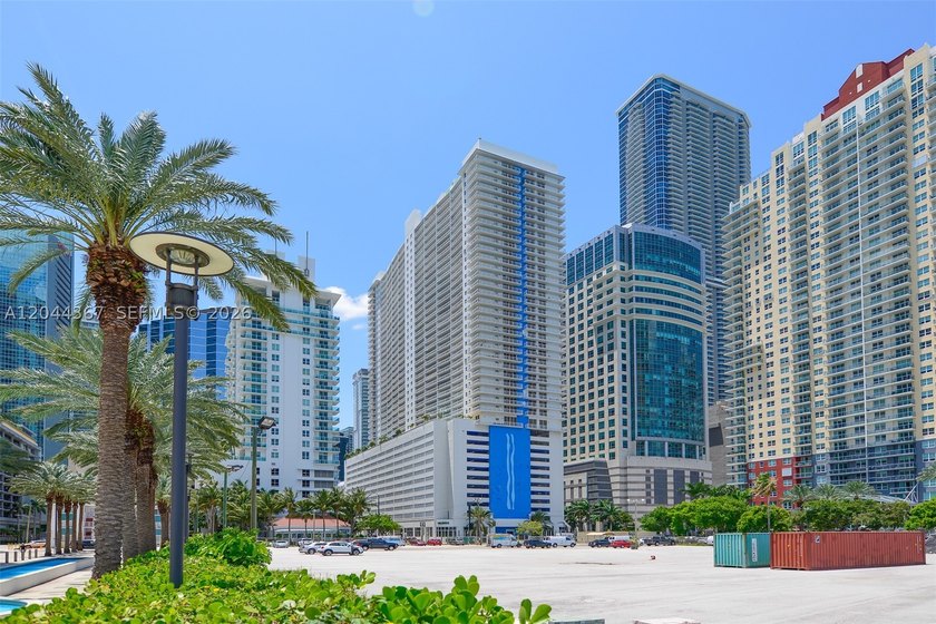 Live it, rent it, or do both in one of Brickell's most desirable - photo 22