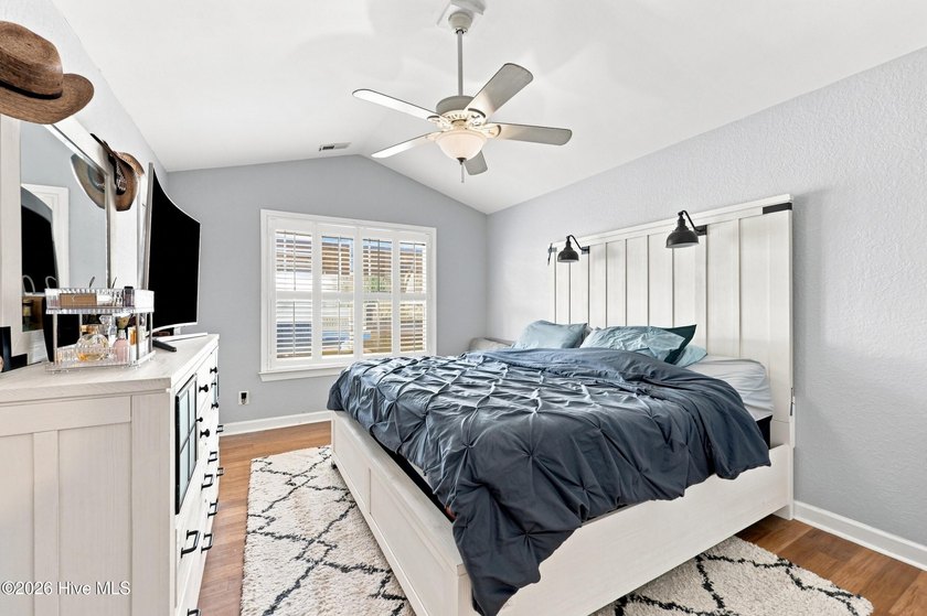 Welcome to this absolutely stunning 3-bedroom, 2-bath home in - photo 28