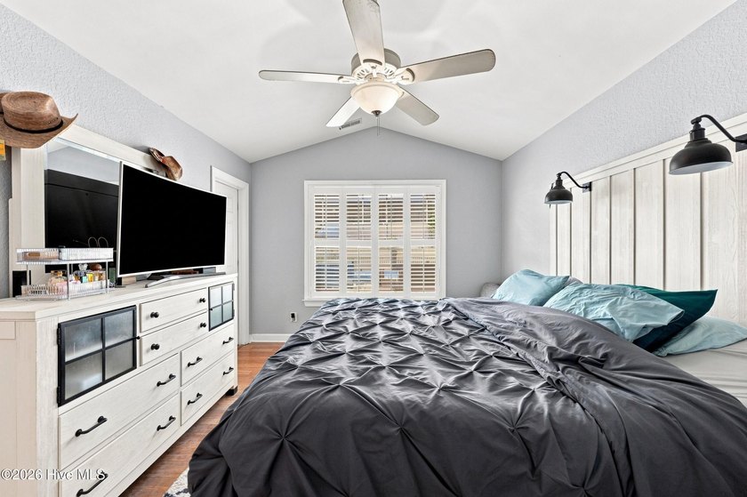Welcome to this absolutely stunning 3-bedroom, 2-bath home in - photo 29