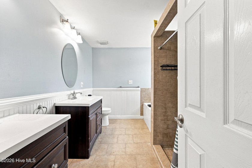 Welcome to this absolutely stunning 3-bedroom, 2-bath home in - photo 31