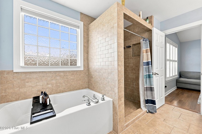 Welcome to this absolutely stunning 3-bedroom, 2-bath home in - photo 32