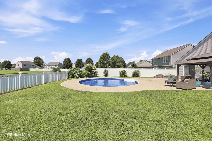 Welcome to this absolutely stunning 3-bedroom, 2-bath home in - photo 33