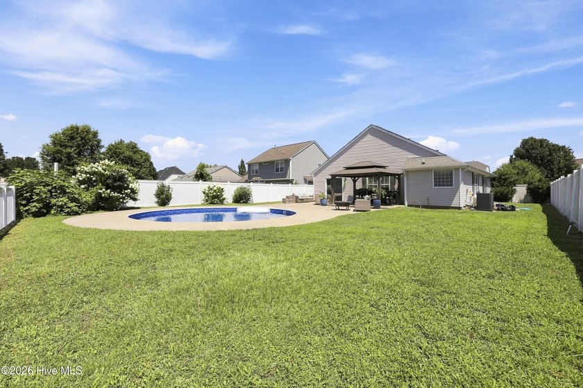 Welcome to this absolutely stunning 3-bedroom, 2-bath home in - photo 35