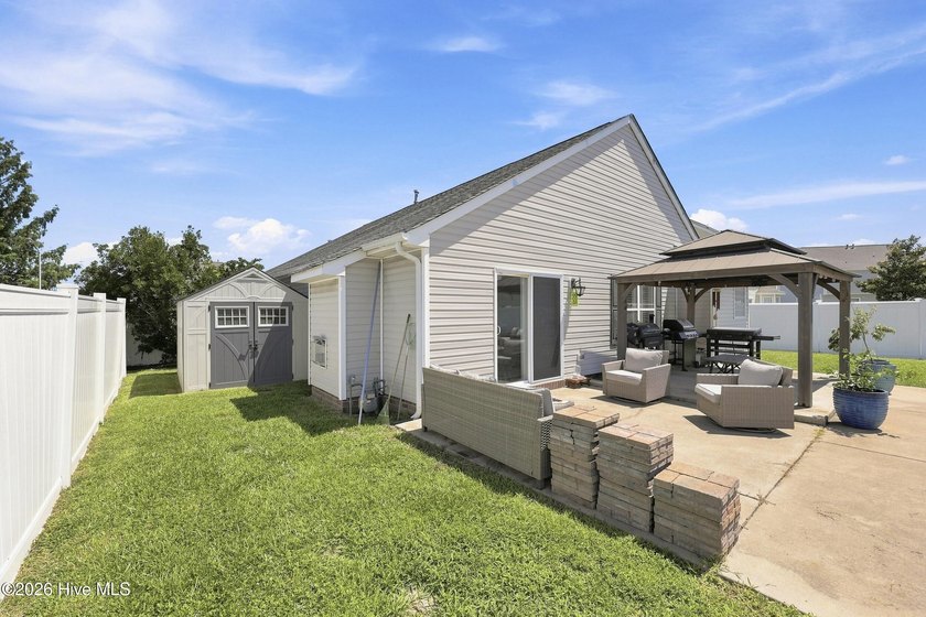 Welcome to this absolutely stunning 3-bedroom, 2-bath home in - photo 37