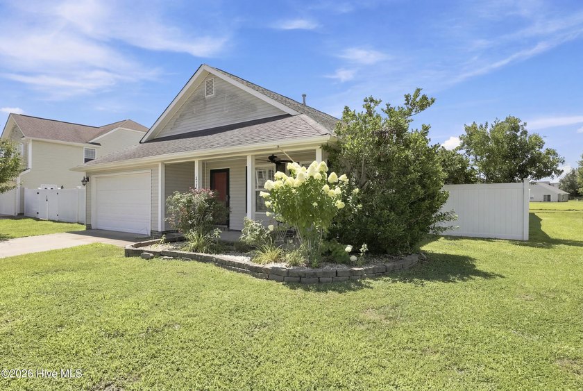 Welcome to this absolutely stunning 3-bedroom, 2-bath home in - photo 39