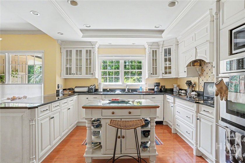 Lovely 3-bedroom, 2.5 bath home on very private lot with lagoon - photo 11