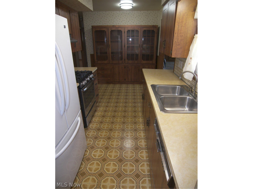 Here is a custom built 1965 1 owner brick bungalow awaiting its - photo 11